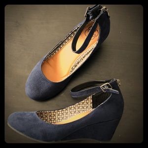 Daisy Fuentes wedge shoes size 7.5